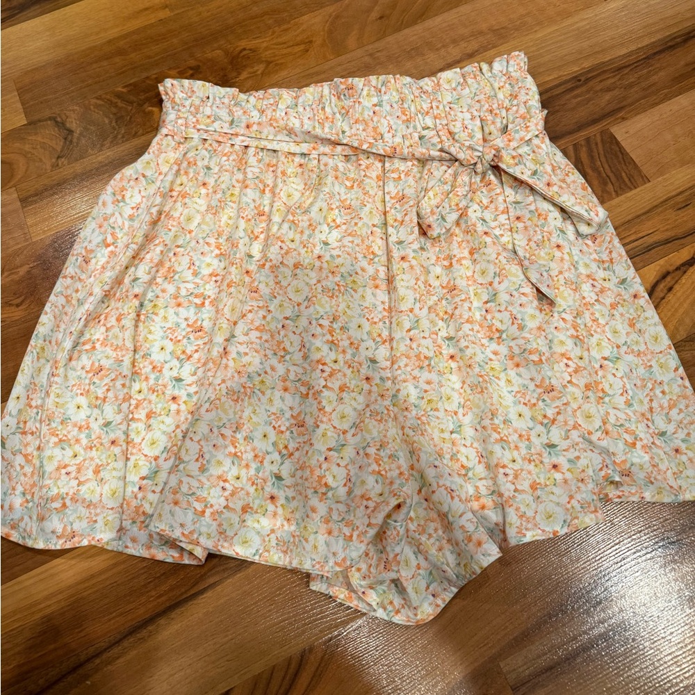 Skies are blue flowy floral short elastic waist and tie belt‎ size MD cottage